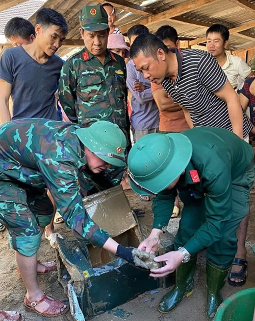 Bộ đội trả lại két sắt bị lũ cuốn trôi cho người dân Kỳ Sơn